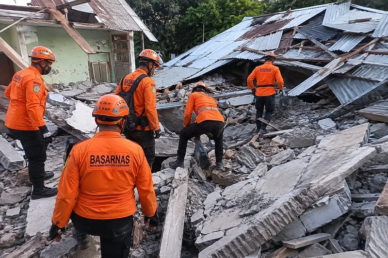 pertolongan-gempa-ntt